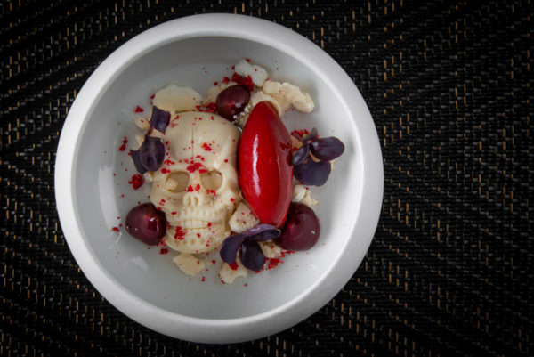 Dessert tête de mort au Manoir de la Régate - Crédit : Paul Stefanaggi