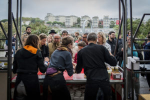LES-TABLES-DE-NANTES-LÉVÉNEMENT-FOOD-HALL-_à-la-nantaise_-la-Cantine-du-Voyage-à-Nantes-2019-©-Christophe-Bornet-by-Kristo-_-LVAN